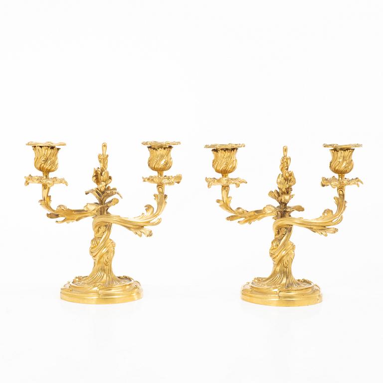 Kandelabrar, ett par, Louis XV-stil, Frankrike, sent 1800-tal.