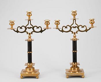 KANDELABRAR, ett par, mässing och svärtat trä, Torshammars bruk, 1900-tal.