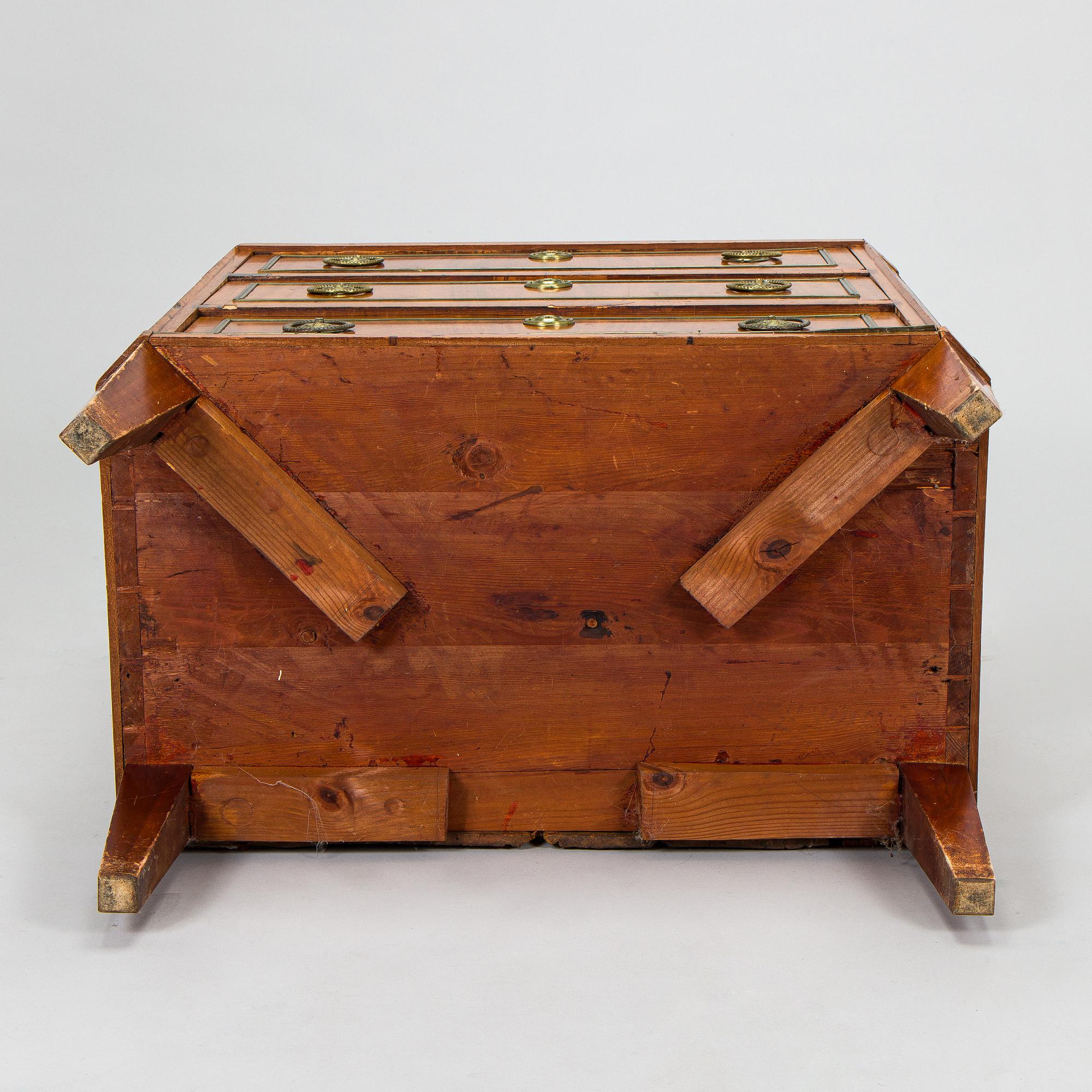 Chest of drawers, late Gustavian, early 19th century, with parts from the early 20th century.