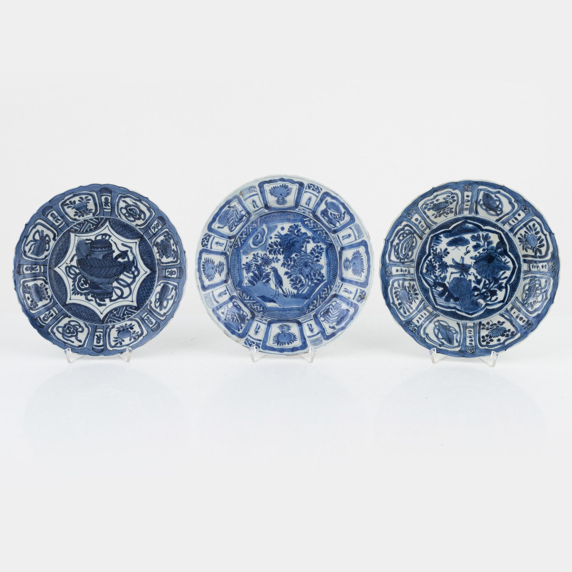 Six blue and white porcelain plate and two small bowl, Ming dynasty, Wanli (1572-1620).