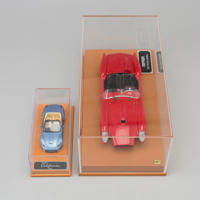 2 scale models of Ferrari 250 Testa Rossa and California.