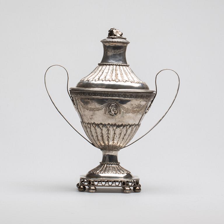 STRÖSOCKERSKÅL, silver, Peter Pihl, Västervik, 1800. Vikt ca 827 g.