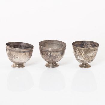 Skålar, tre stycken samt tre bägare och figurin, metall, Centralasien.