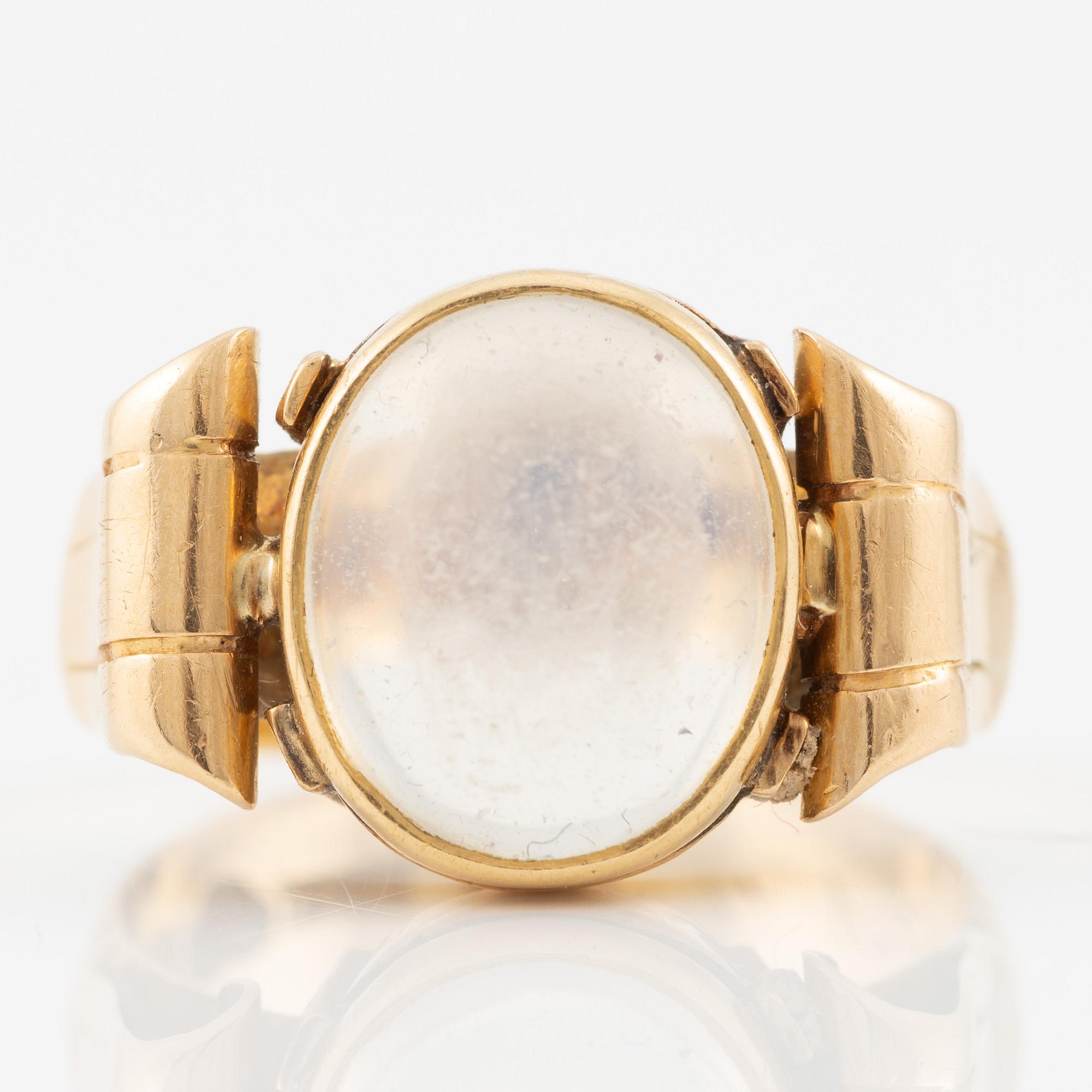 Ring in 18K gold set with a cabochon-cut moonstone.