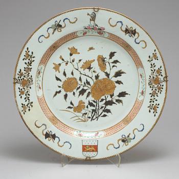 A large famille rose, grisaille and gold export serving dish, Qing dynasty, Qianlong (1736-95).