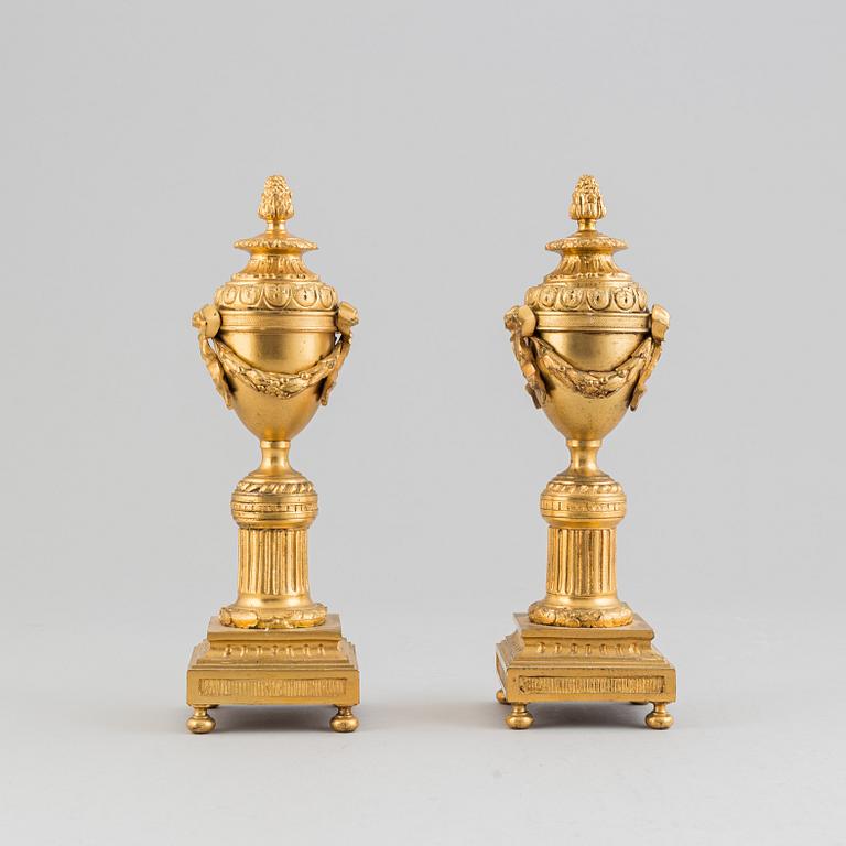 A pair of Empire style bronze cassolettes, 19/20th Century.