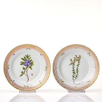 Assietter, 12 stycken, porslin. Royal Copenhagen, "Flora Danica", Danmark, 1900-tal.