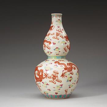 A double-gourd vase, 20th century, with Qianlong sealmark.