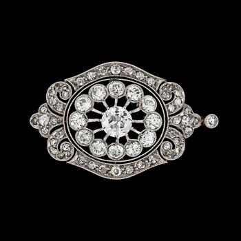 887. A diamond brooch, total carat weight circa 2.40 cts. Circa 1915.