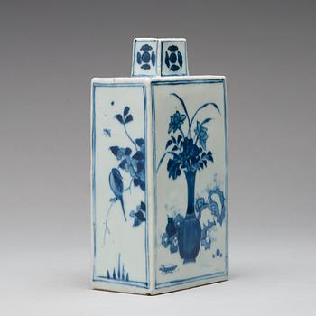A blue and white Transitional vase, 17th Century.