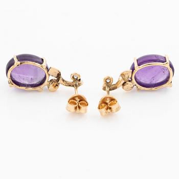 Örhängen, Mandelstam, 18K guld med cabochonslipade ametister och åttkant- och briljantslipade diamanter.