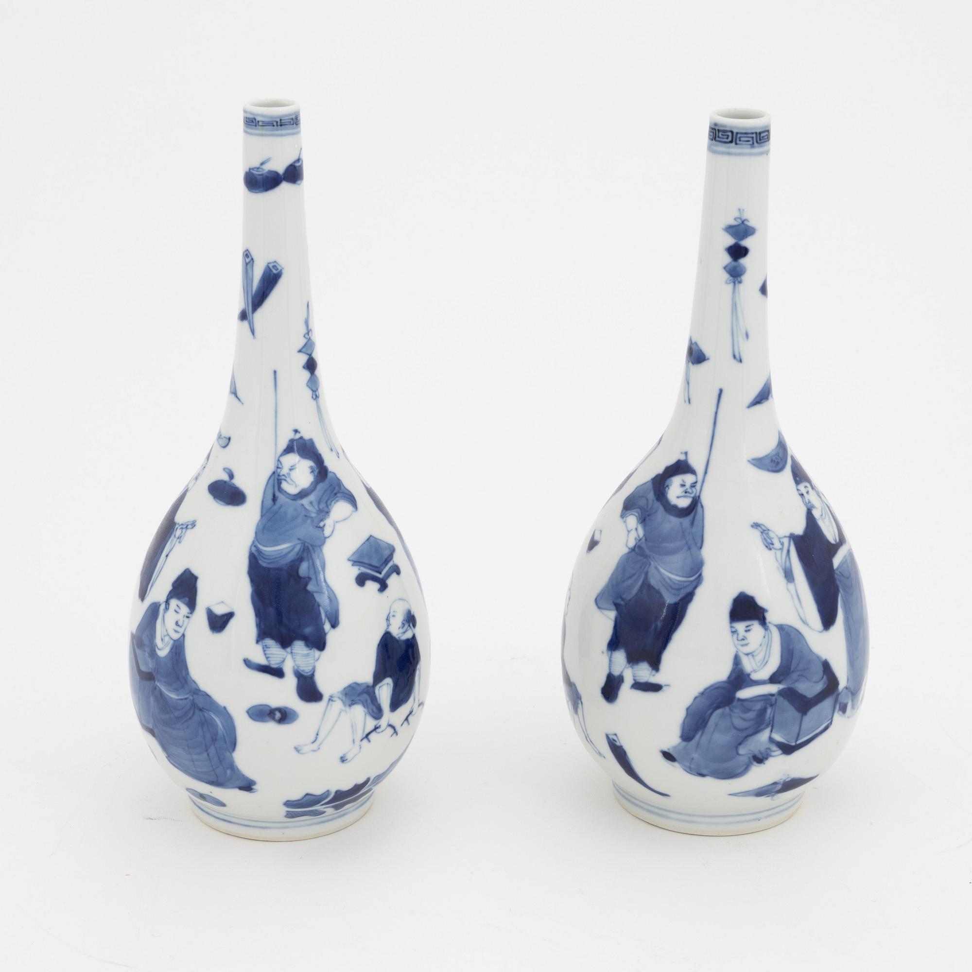 A pair of blue and white vases, Qing dynasty, 19th Century.