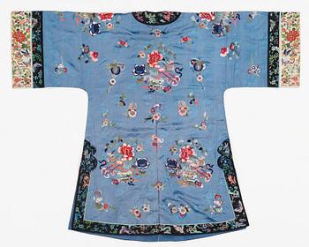 JACKA samt ROCK, broderat siden. Kina, 1900-talets första hälft.