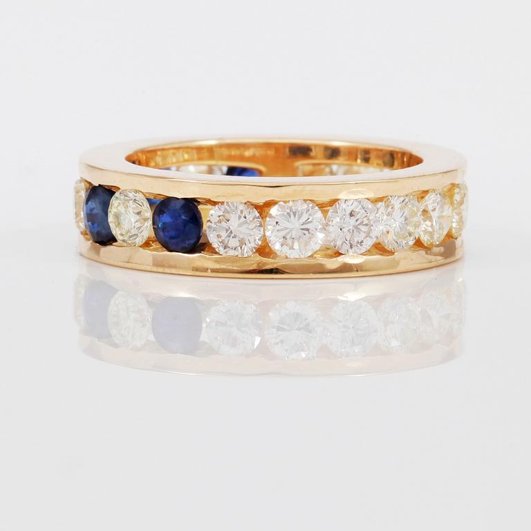 RING, 5 blå safirer samt 15 briljantslipade diamanter totalt ca 2,40 ct.