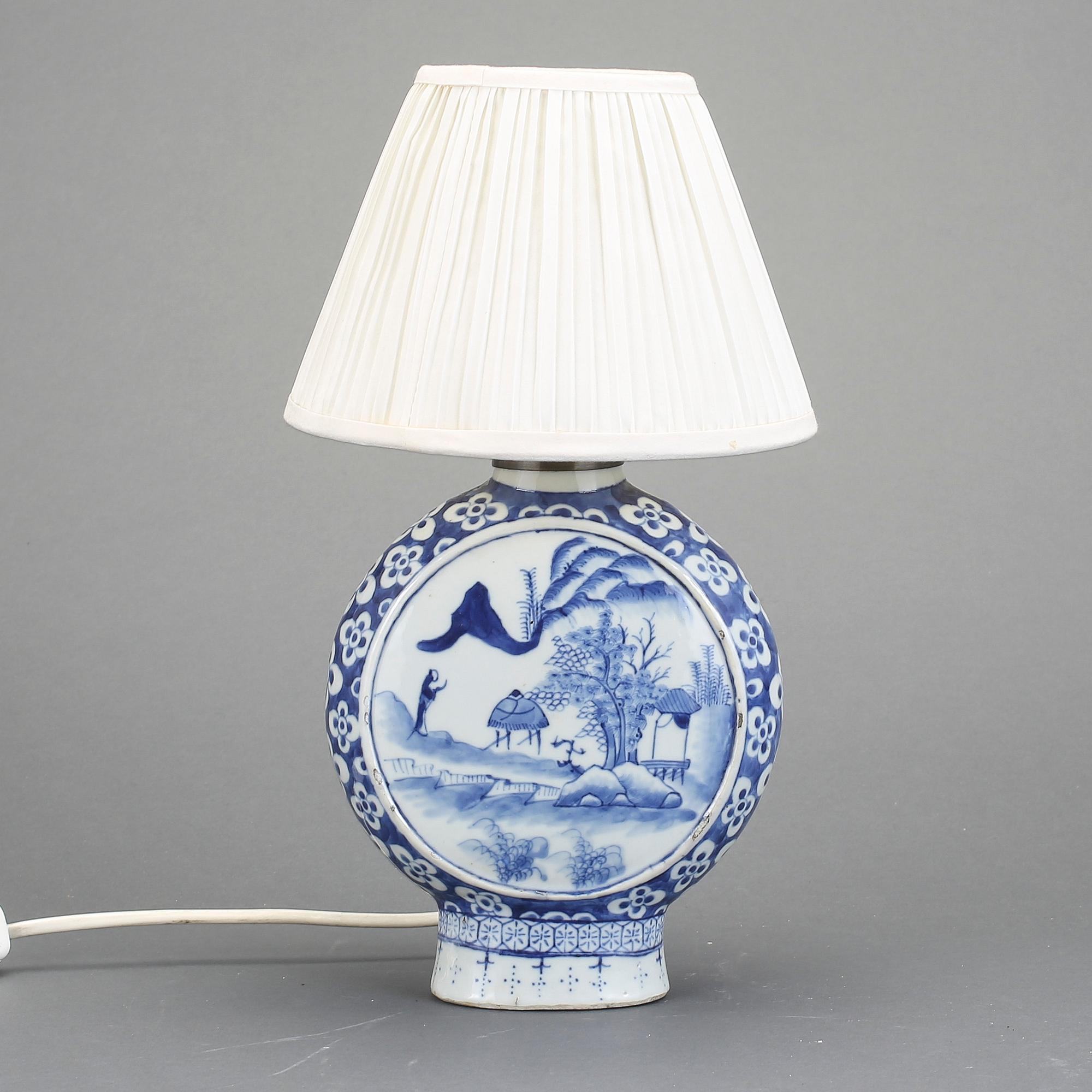 BORDSLAMPA/PILGRIMSKRUS, porslin, Kina, 1800-tal.