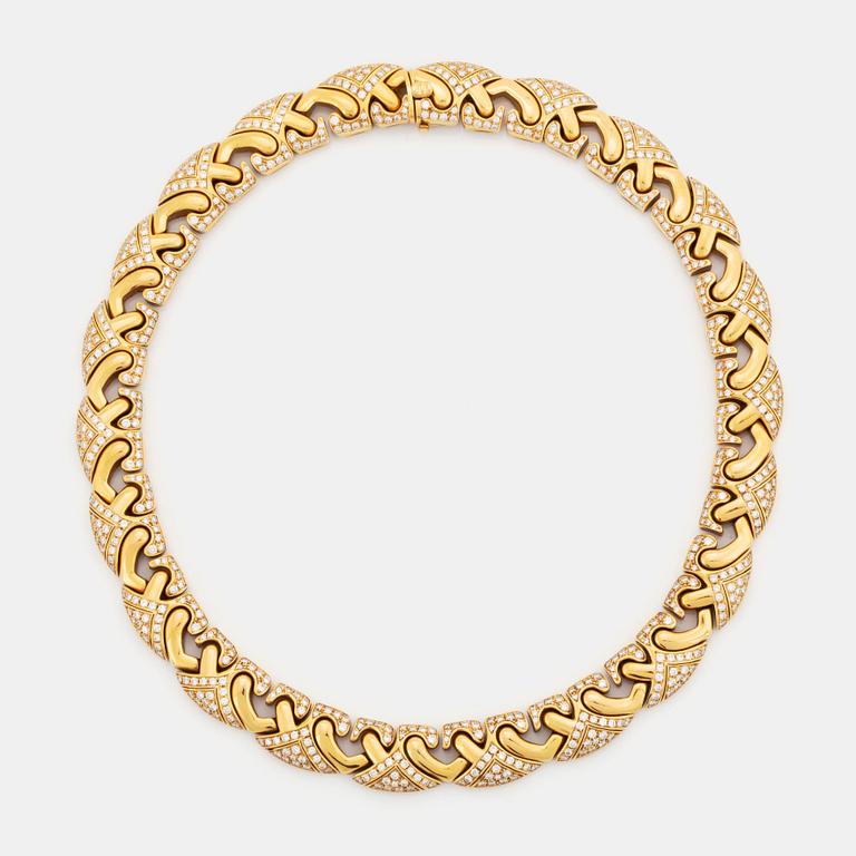 An 18K gold Bulgari necklace set with round brilliant-cut diamonds.