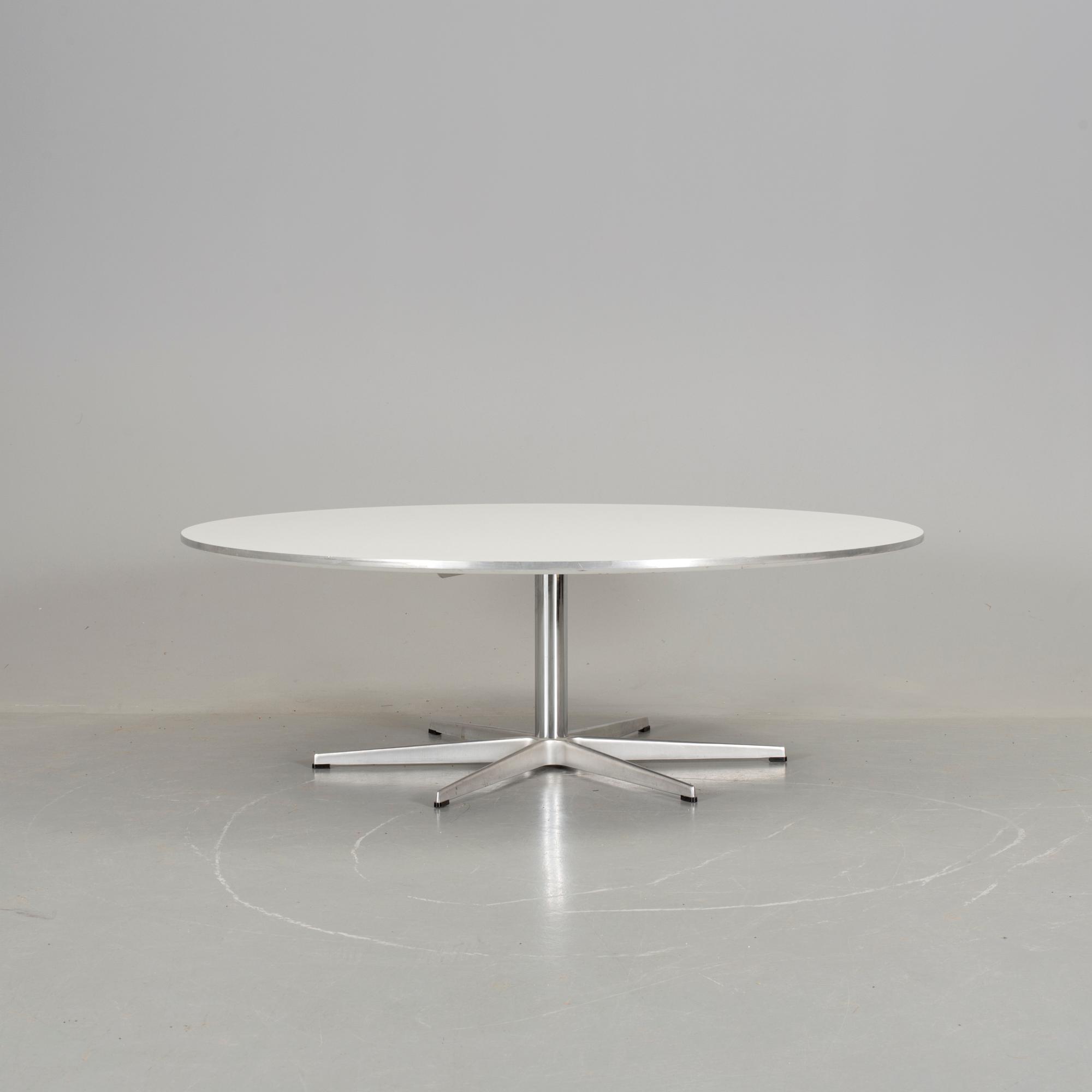 BORD, "A825", Piet Hein, Arne Jacobsen och Bruno Mathsson för Fritz Hansen, 2001.