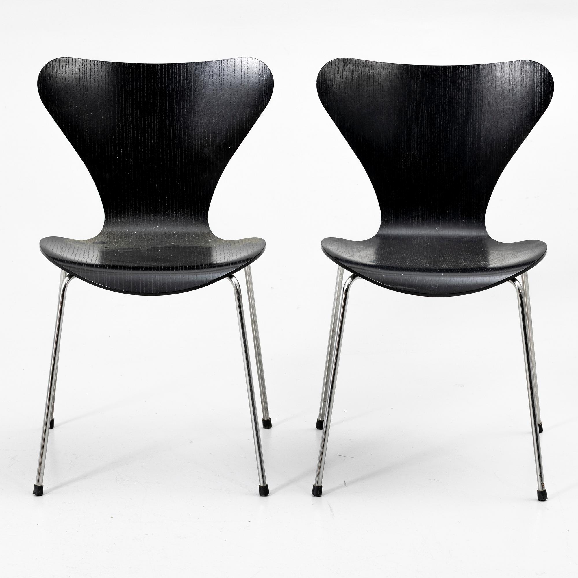 Arne Jacobsen, Chairs, a pair, "Series 7", Fritz Hansen, Denmark, 2000s.