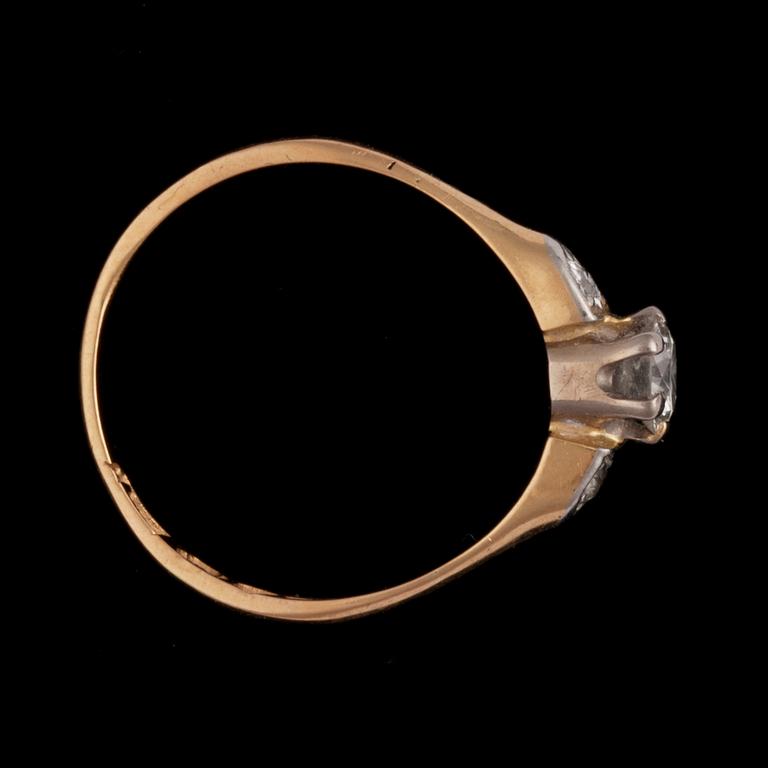 RING, 18k guld med diamanter mittsten ca0,40ct. Vikt 2g.