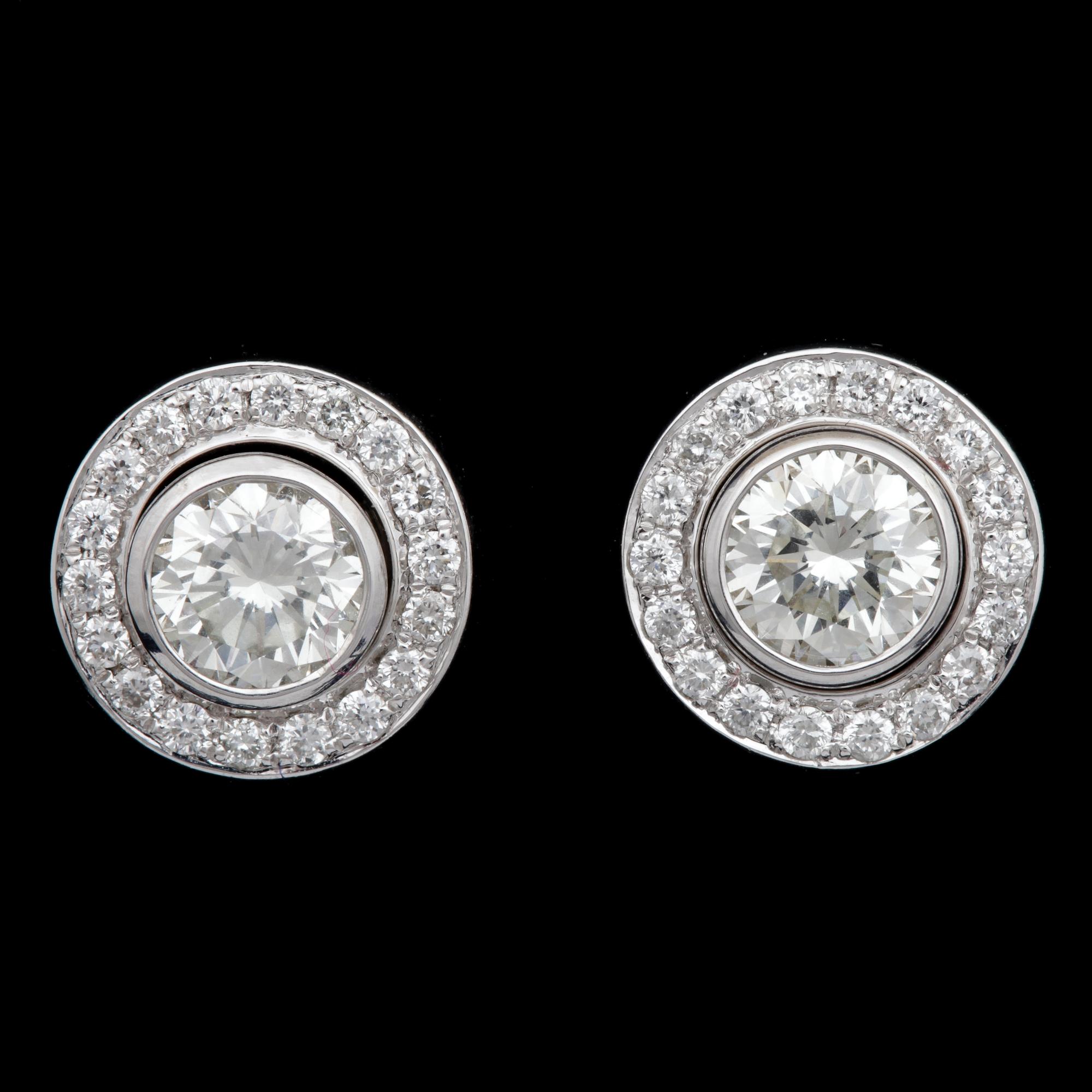 ÖRHÄNGEN, briljantslipade diamanter, tot. 1.28 ct, vardera ca 0.50 ct samt 0.28 ct mindre.