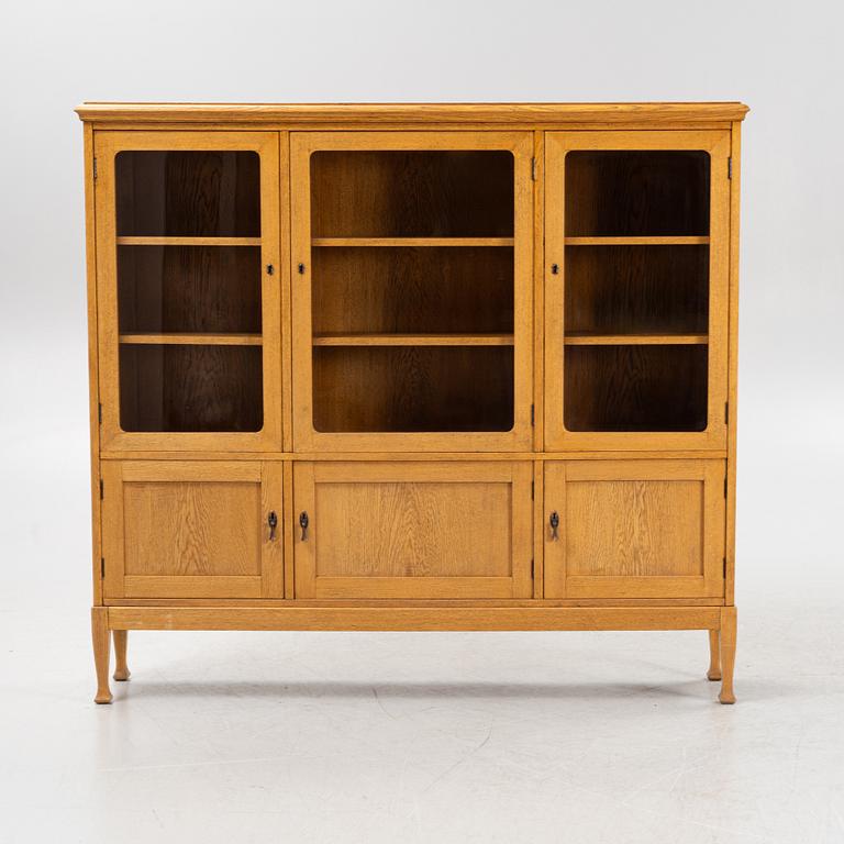 An oak veneered vitrine cabinet, first part of the 20th Century.