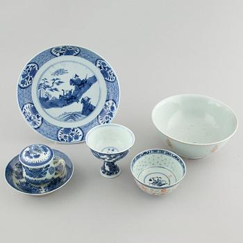 Five pieces of chinese porcelain, 18th to 20th century.