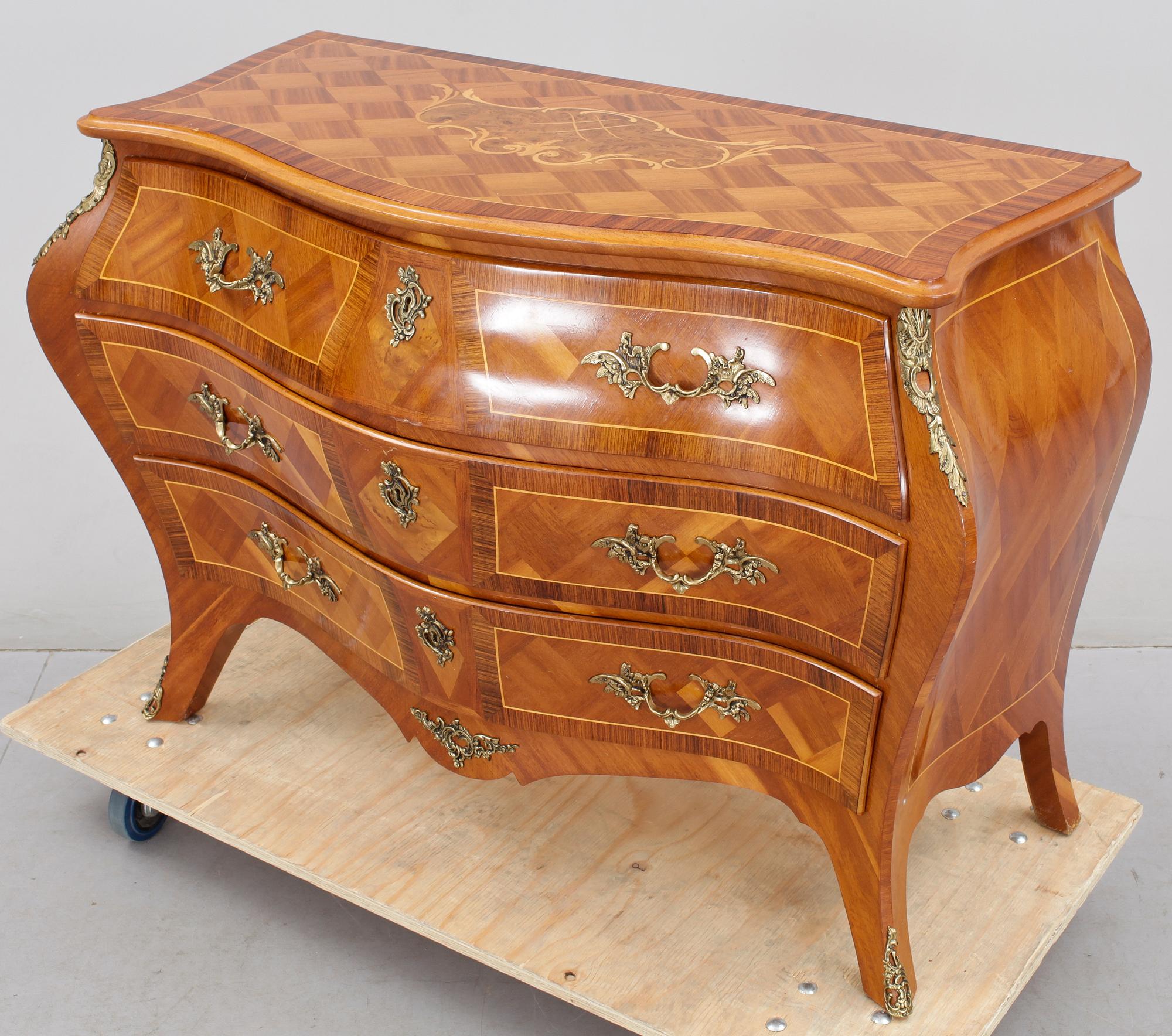 BYRÅ, rokokostil, omkring 1900-talets mitt.