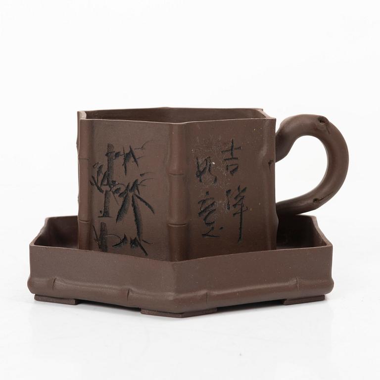 Fyra koppar med fat, yixing, Kina, 1900-talets senare del.