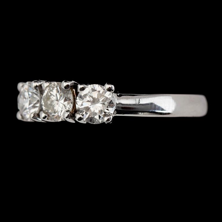 RING, 18K vitguld, 3 briljantslipade diamanter tot ca 1.15 ct.
