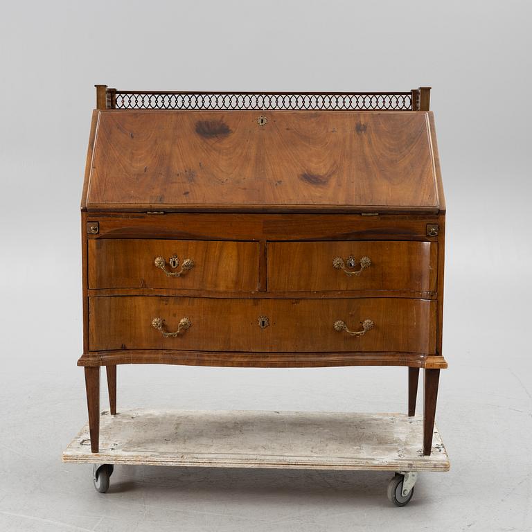 A mahogany secretaire, circa 1800.