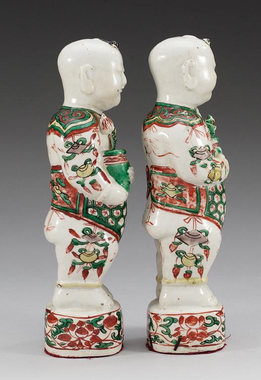 A pair of famille verte figures of boys, Qing dynasty, Kangxi (1662-1722).