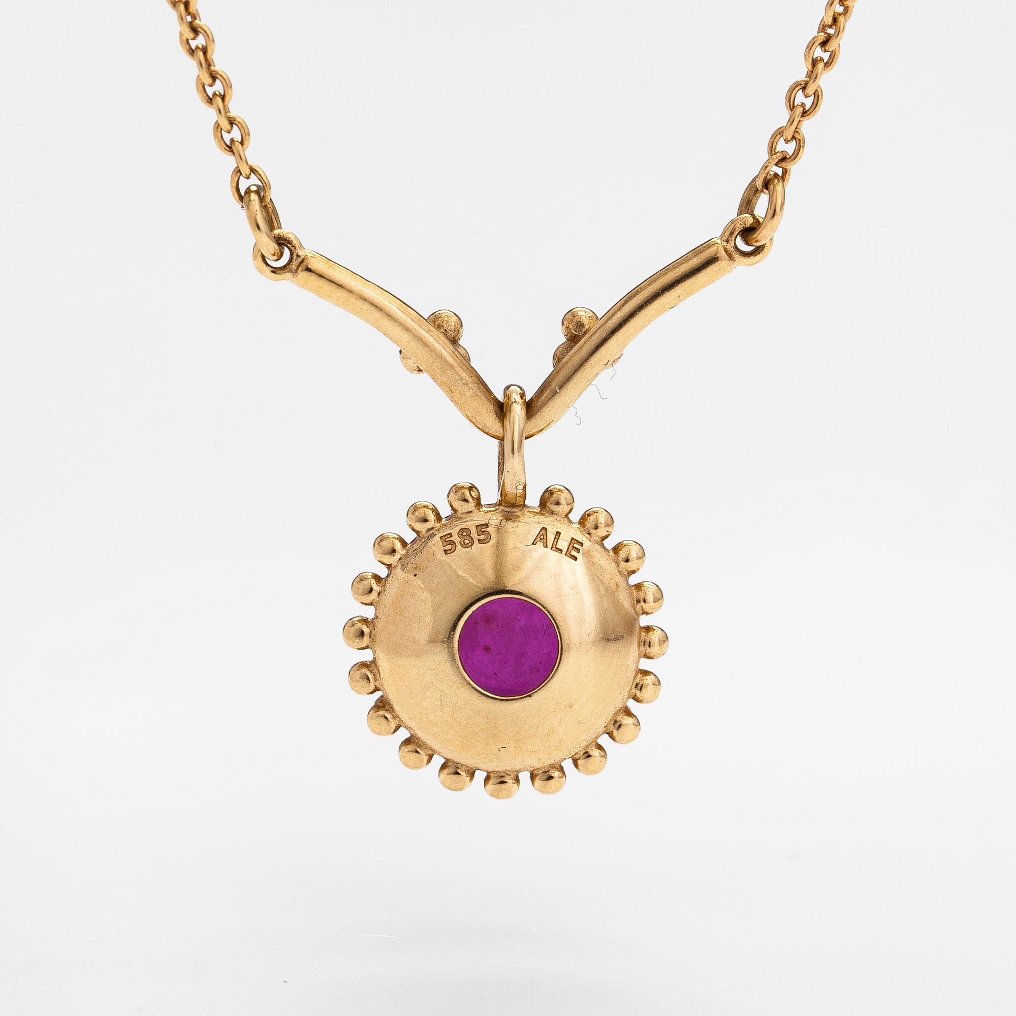 Pandora a necklace with a lead glass treated ruby. Bukowskis