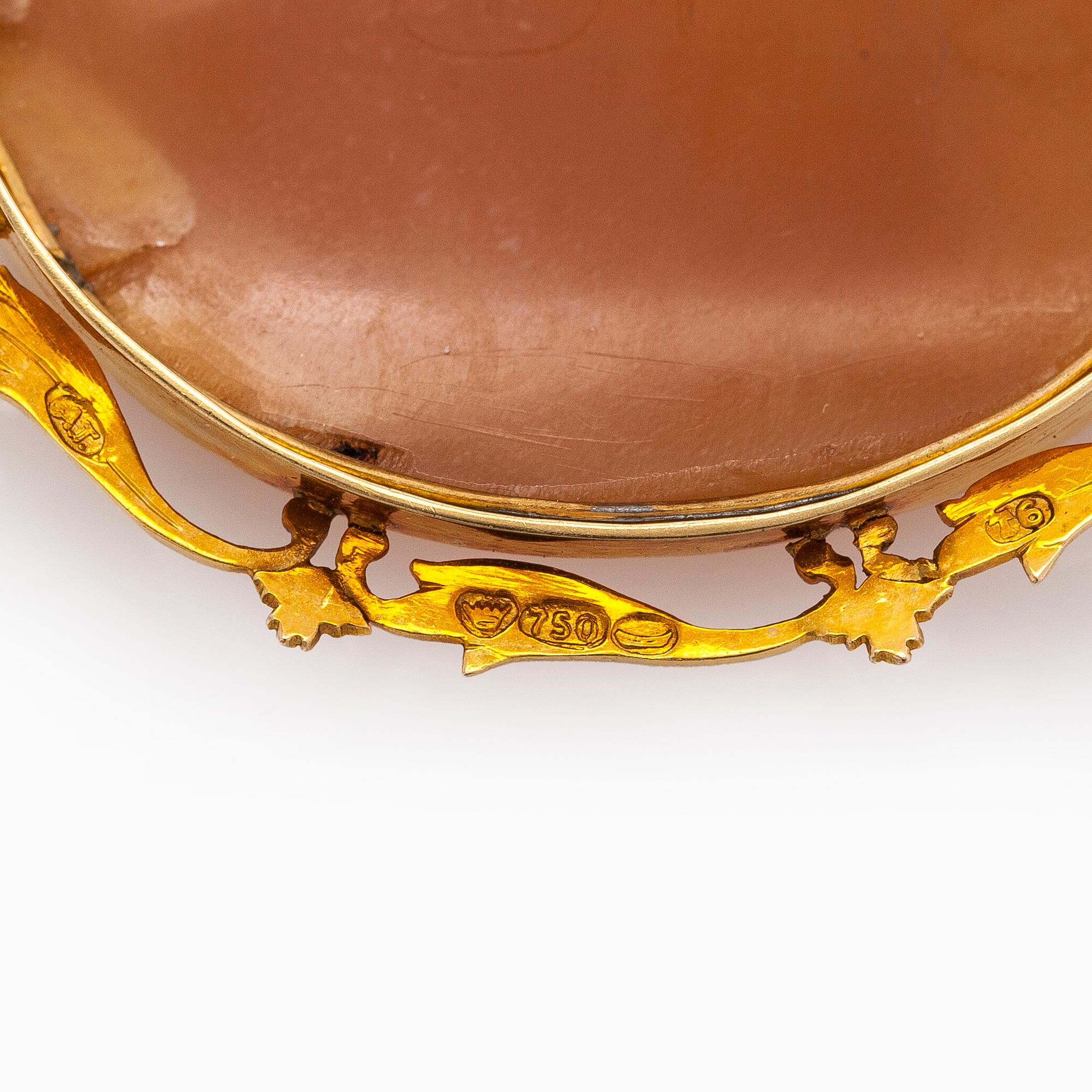 Brosch, 18K guld, med snäckskalscamé, A. Tillander Helsingfors 1948.
