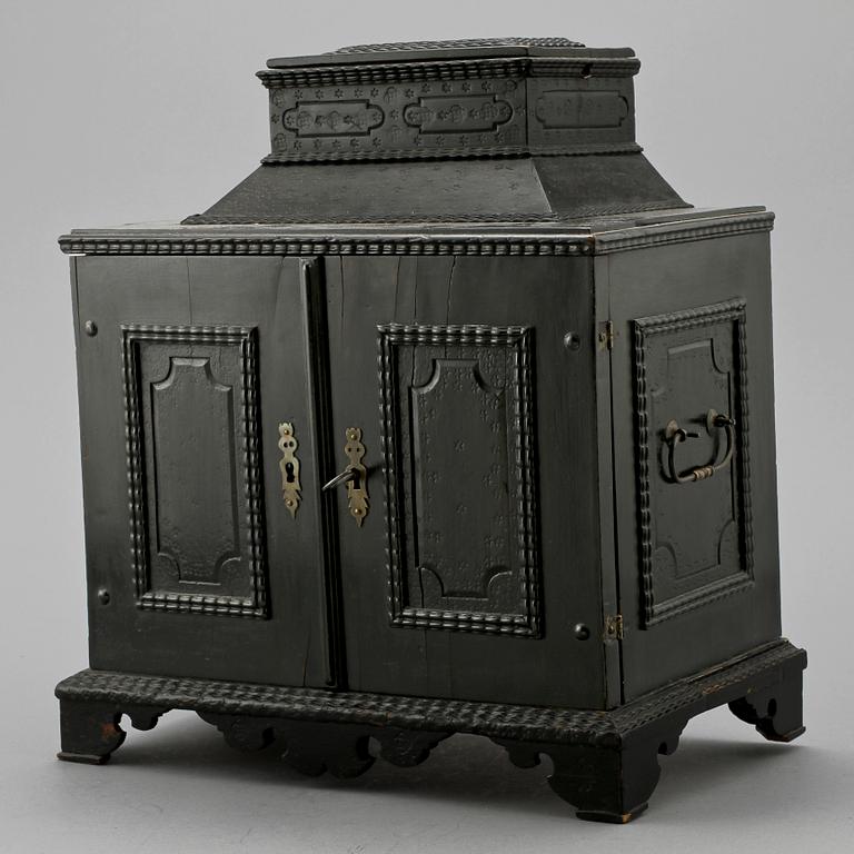 KABINETTSKÅP, barock, 1700-talets första hälft.