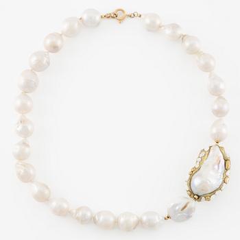 Collier, med odlade pärlor.