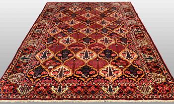 A carpet, Bakhtiari, ca 330 x 210 cm.