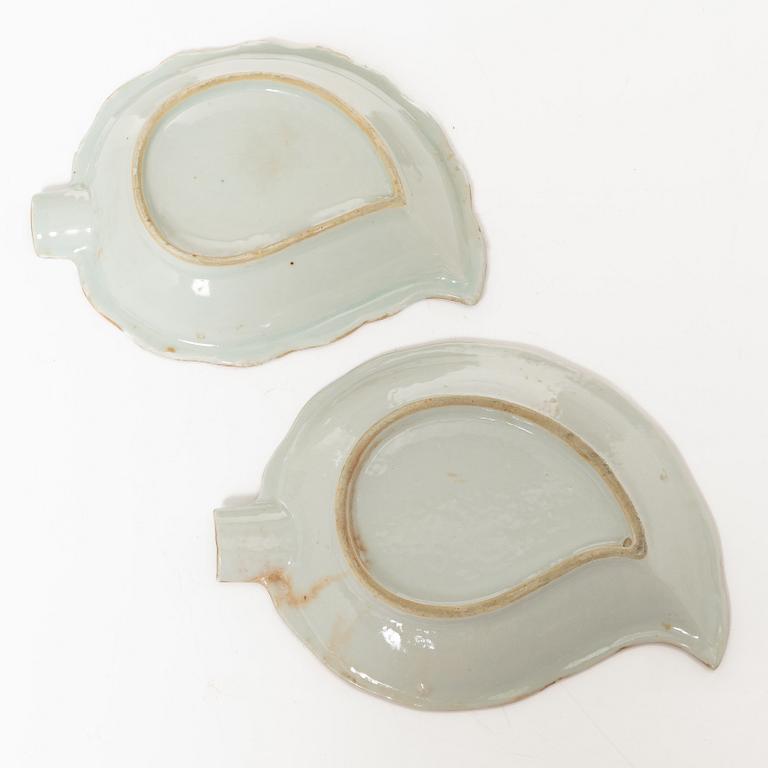 A Chinese Canton porcelain teapot, two leaf dishes, a bowl with cover and a jug, Qing dynasty 19th century and 20th cent.