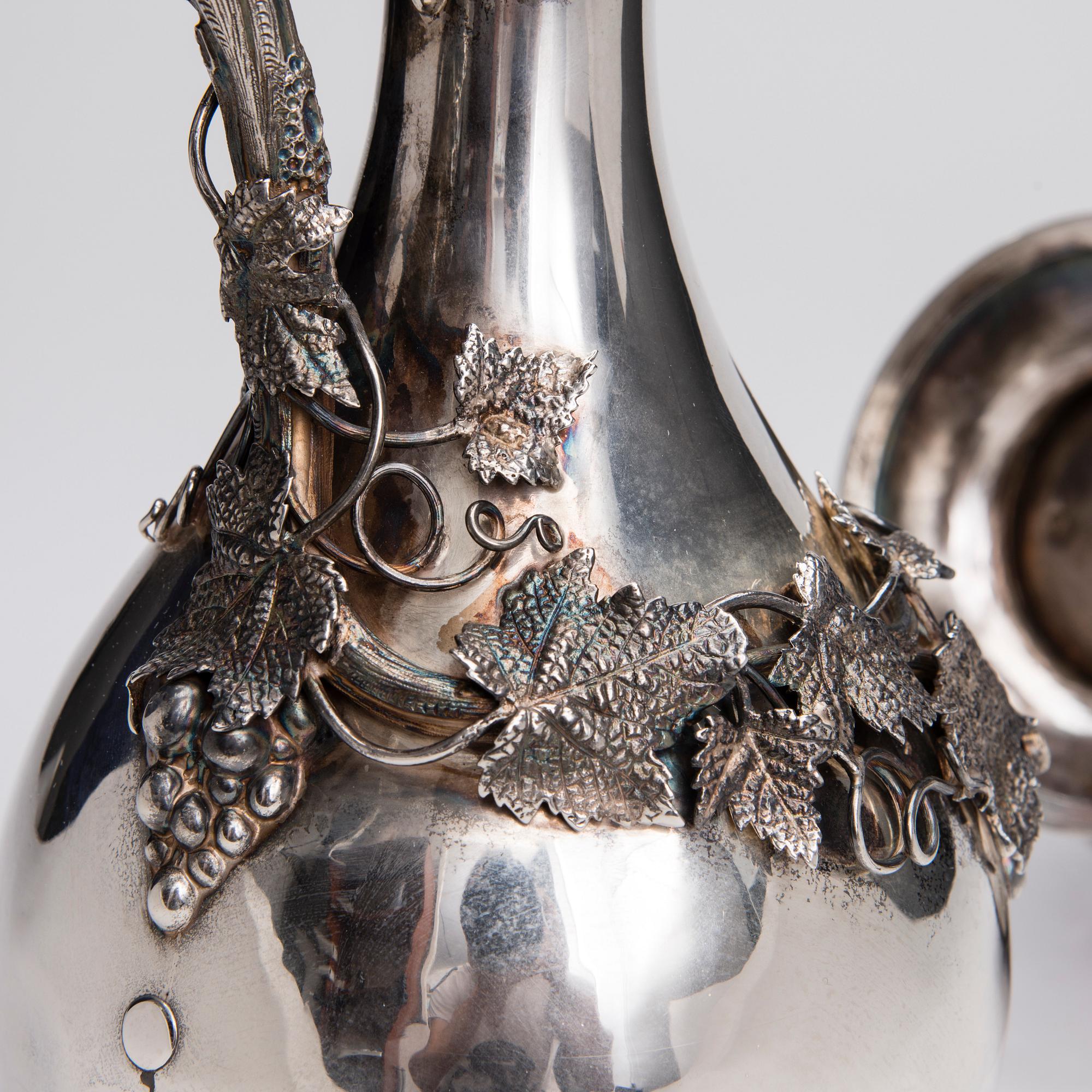 VINKANNOR, ett par, silver, viktorianska, Stephen Smith och William Nicholson, London 1856. Vikt 1946 g.