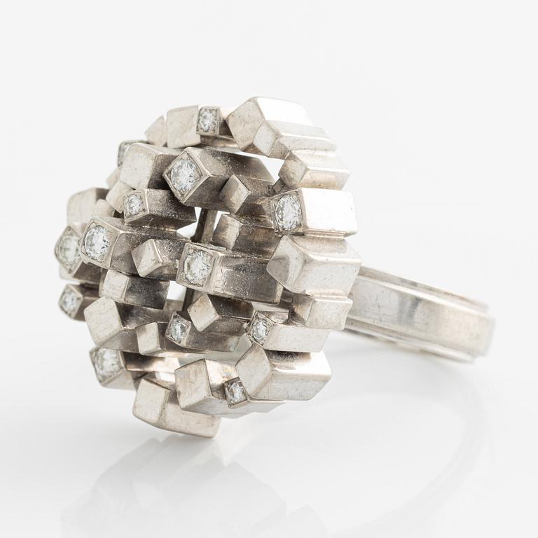 Ring, white gold with brilliant-cut diamonds.