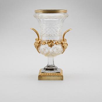 URNA, glas och förgylld brons, empire, tidigt 1800-tal.