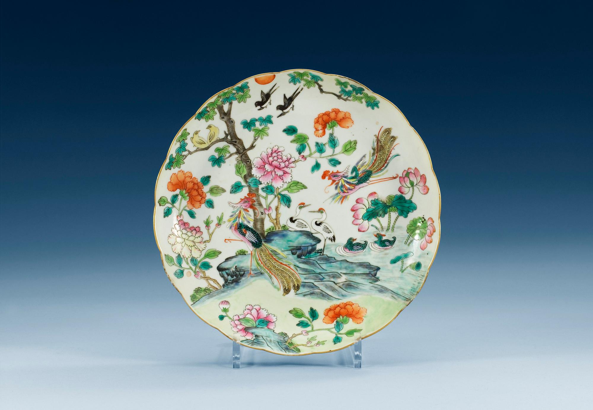 SKÅLFAT, porslin. Qing dynastin, 1800-tal med Jiaqings sigillmärke i rött.