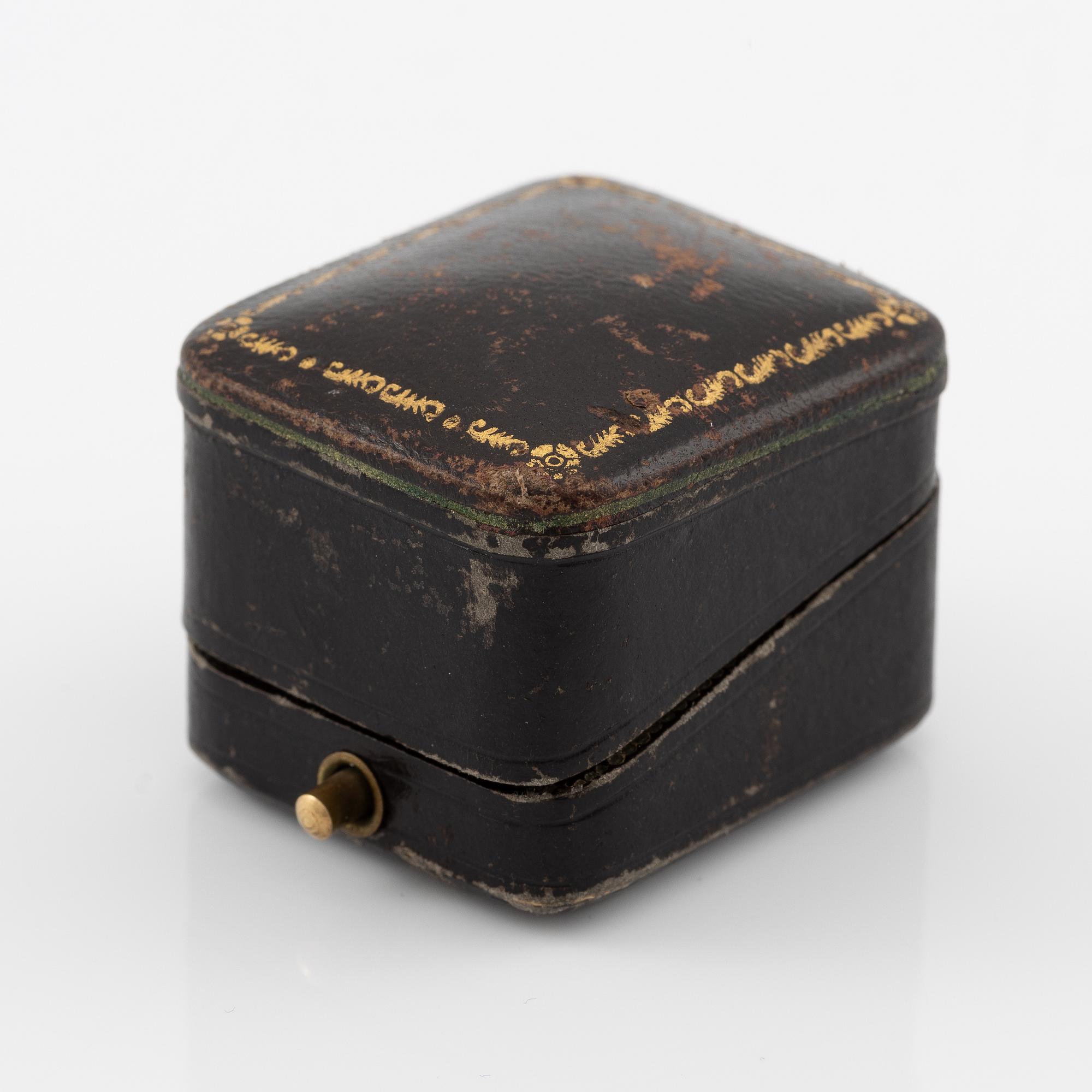 Ring, 18K gold with old-cut diamonds and sapphire.