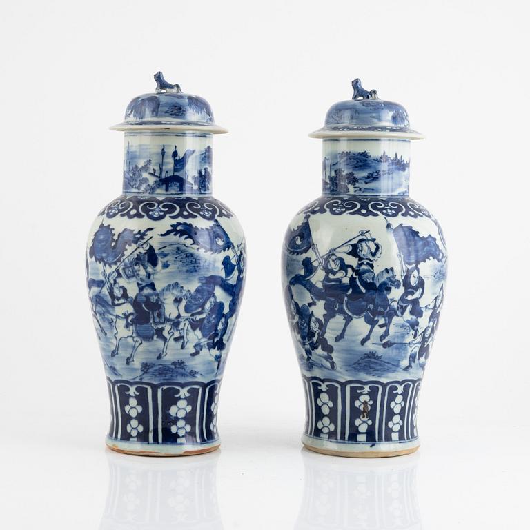 Urnor med lock, ett par, porslin, Kina, 1800-tal.