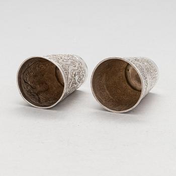 Silverföremål, 9 st: fat, tre servettringar och fem bägare, sannolikt Indien, 1900-tal.