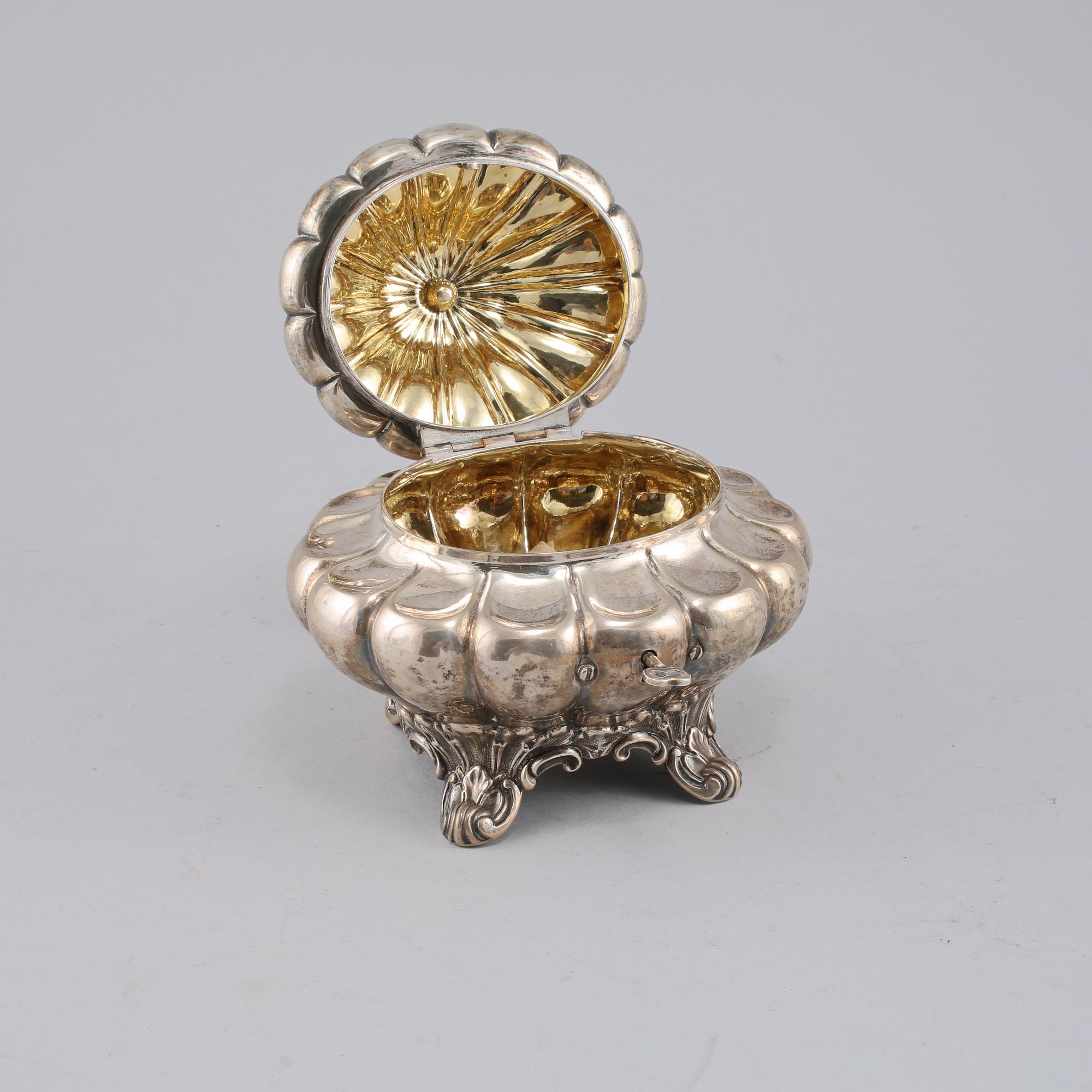 SOCKERSKRIN, silver, nyrokoko, firma Gustaf Möllenborg, Stockholm, 1869. Vikt 453 g.