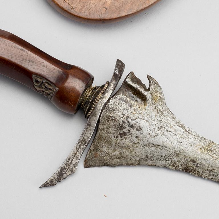 TWO INDONESIAN / SOUTHEASTASIAN DAGGERS, KRISES / KERISES.