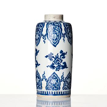 A blue and white vase, Qing dynasty, Kangxi (1662-1722).