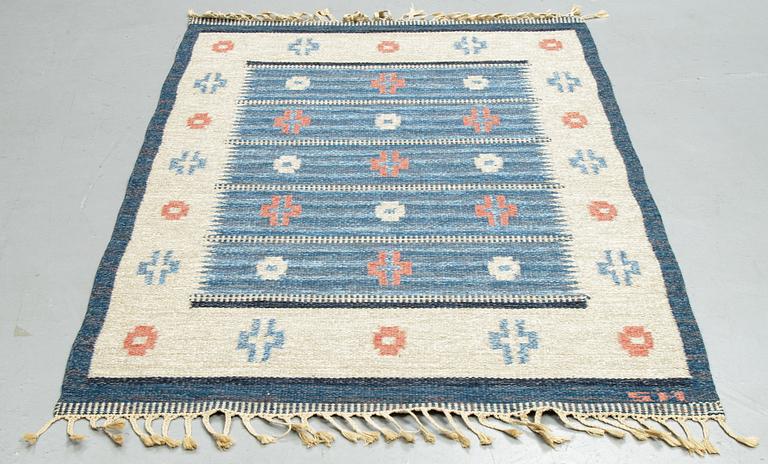 A carpet, flat weave, ca 199 x 122,5-125,5 cm, signed S.H. (possibly Svensk Hemslöjd).