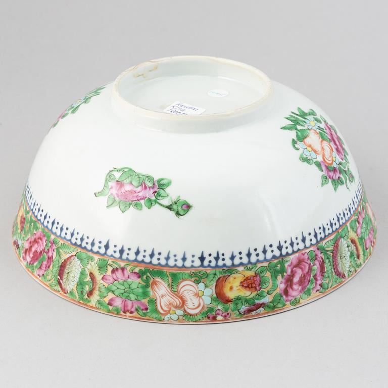 A Canton famille rose bowl, late Qing dynasty.