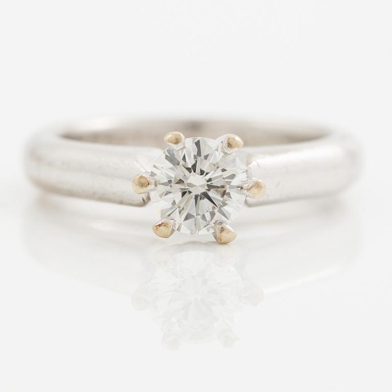 Ring in 18K white gold set with a round brilliant-cut diamond.